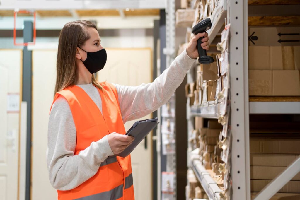 Operario/a de logistica evaluando fecha de caducidad de los productos.